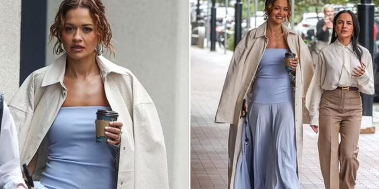 Rita Ora duket e freskët dhe tërheqëse në një fustan të kaltër, ndërsa promovon markën e saj të re të flokëve në Australi