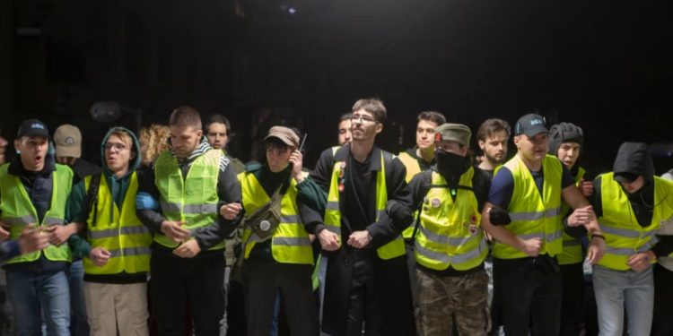 Vuçiç në vështirësi! Studentët rrethojnë TV publik dhe përleshen me policinë