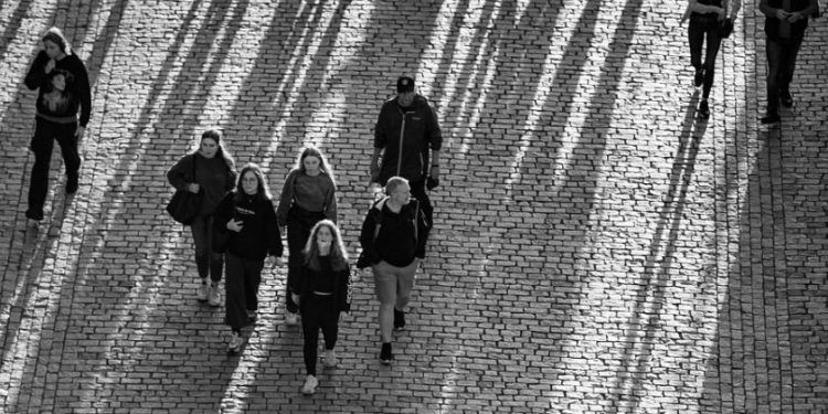 Ekonomia përballë korrupsionit bëhet problemi më i rëndësishëm, epërsi bindëse e VMRO-DPMNE-së dhe Mickoskit