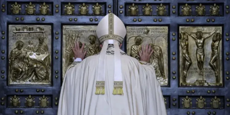 Çfarë ndodh kur Papa vdes? Rregullat që Françesku ndryshoi, nga vendi i varrimit te lloji i arkivolit të tij