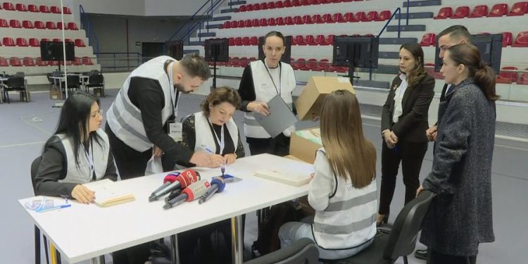 Niset posta, KQZ gati zarfet me fletët e votimit për diasporën