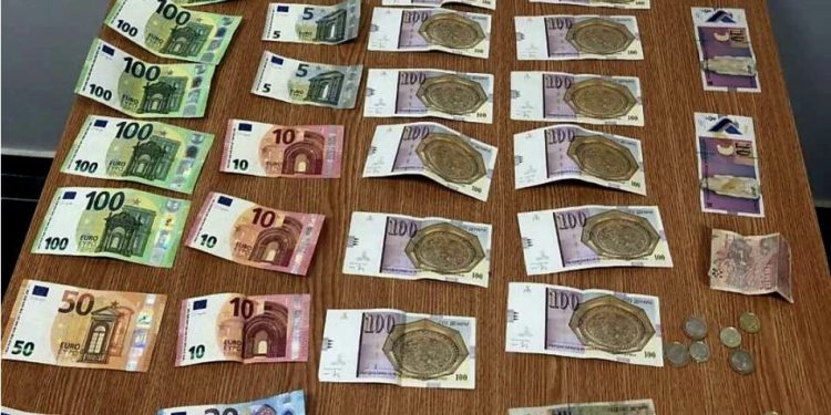 Qytetari nga Hani i Elezit e gjeti portofolin me 865 € dhe 3.000 denarë, e dorëzoi në polici