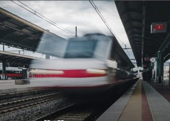 Shqiptari shtyn të moshuarin në shinat e trenit, gjykohet për tentativë vrasje