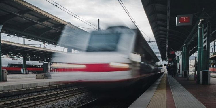 Shqiptari shtyn të moshuarin në shinat e trenit, gjykohet për tentativë vrasje