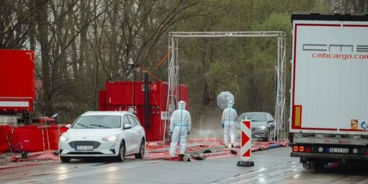 Austria mbyll disa pika kufitare me Hungarinë dhe Sllovakinë për shkak të shpërthimit të sëmundjes te “kafshët dythundrake”