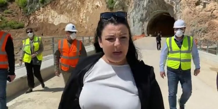 Ministrja Balluku i përdor faqet e institucioneve si ‘mur’ për posterat e fushatës