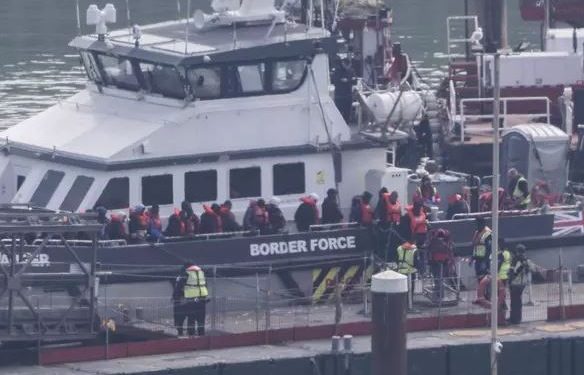 Po shkonin ilegalisht në Britani me jaht, kapen 20 emigrantë shqiptarë në Kanalin Anglez