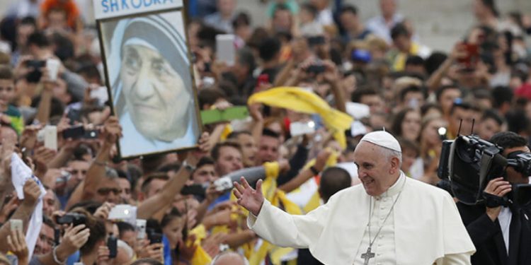 Papa Françesku: Pontifi revolucionar që ndryshoi botën dhe Kishën Katolike (por, nuk arriti ta bashkonte)