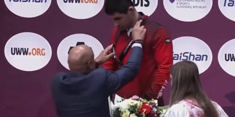 Skandal me numrin dy të Federatës Botërore të Mundjes, quan tradhtar sportistin që garon për Shqipërinë