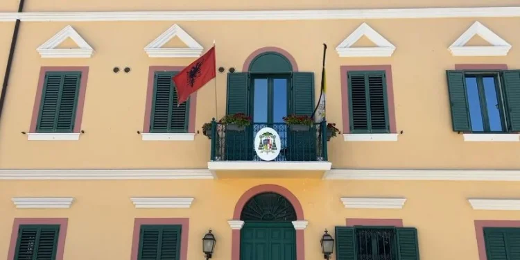 Ndarja nga jeta e Atit të Shenjtë, Kisha Katolike në Shkodër ul flamujt në gjysmështizë