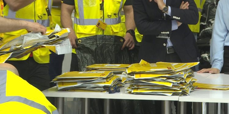 Nis skadimi i afatit, KQZ merr në dorëzim 13 mijë fletë votimi të diasporës, në 24 orë