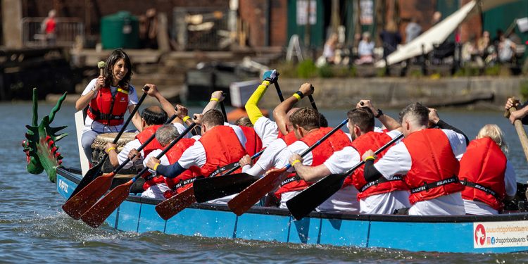 Një rekord prej 49 ekipesh morën pjesë në Festivalin Kinez të Varkave të Dragoit në Mançester