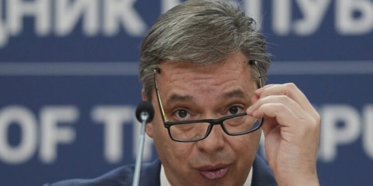 U “sëmur” në SHBA, Vuçiç shtrohet në spital në Serbi, por ish-diplomati thotë se shefja e stafit të Trump e përzuri nga Mar-a-Lago