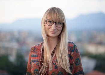 Shkrimtarja polake: Rrofsh parti, rrofsh brez i ri politikanësh shqiptarë me mbështetje nga mafia!