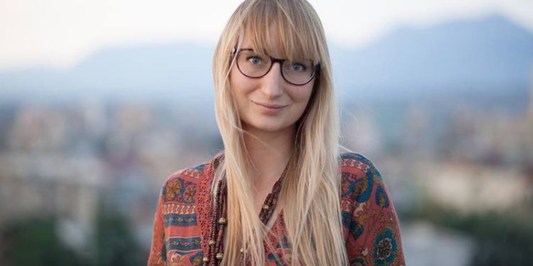 Shkrimtarja polake: Rrofsh parti, rrofsh brez i ri politikanësh shqiptarë me mbështetje nga mafia!