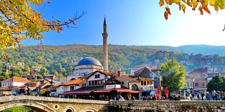 Tragjike në Prizren, turku 44-vjeçar ther me thikë gruan dhe të bijat, humb jetën njëra prej vajzave