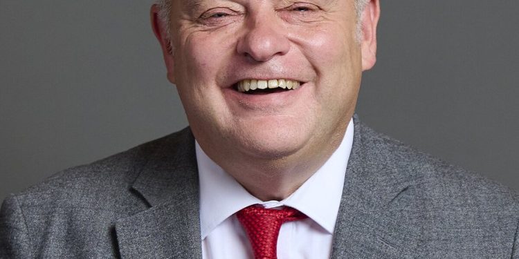 Britani/ Ish-deputeti godet me grusht një qytetar dhe e hedh në tokë