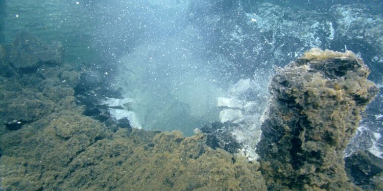 Qindra tërmete në ditë, vullkani nënujor gati të shpërthejë