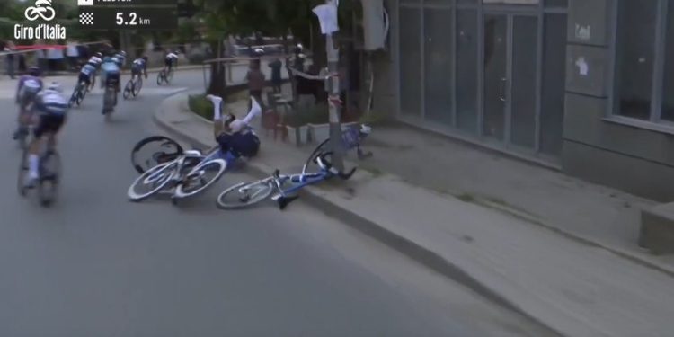 VIDEO/ U përplas me shtyllën në mes të rrugës, momenti kur rrëzohen 3 çiklistë në Tiranë në etapën e parë të Giro d’Italia