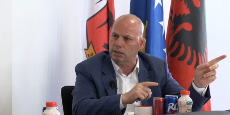 Zgjedhjet në Shqipëri/ Kryekomunari i Drenasit voton në Tiranë, “zbulon” kandidatin që mbështet