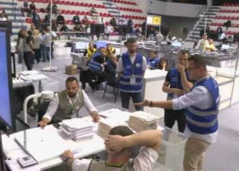 Tensionet ndërpresin numërimin për votën e diasporës