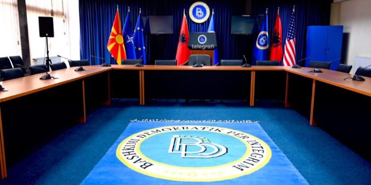 BDI: Përmes një politike gjithnjë e më të theksuar anti-shqiptare, Mickoski tashmë një vit udhëheq një Qeveri të përçarjes, të dështimit dhe të nacionalizmit