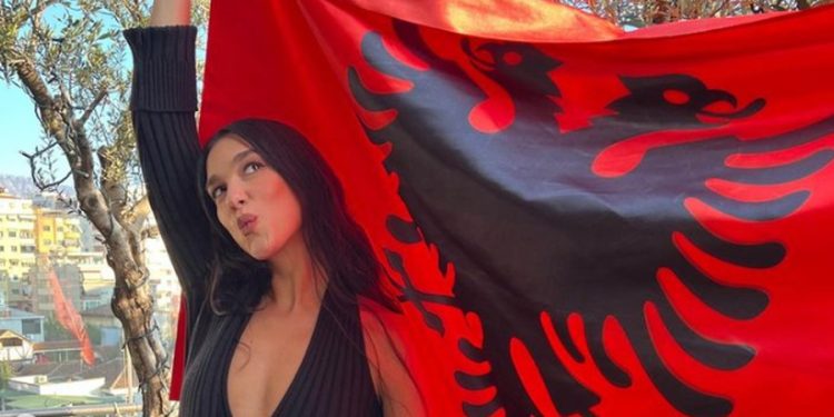 Dramë në ajër, avioni me 200 pasagjerë në bord mbetet 10 minuta pa pilot