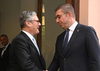 Dramë në ajër, avioni me 200 pasagjerë në bord mbetet 10 minuta pa pilot