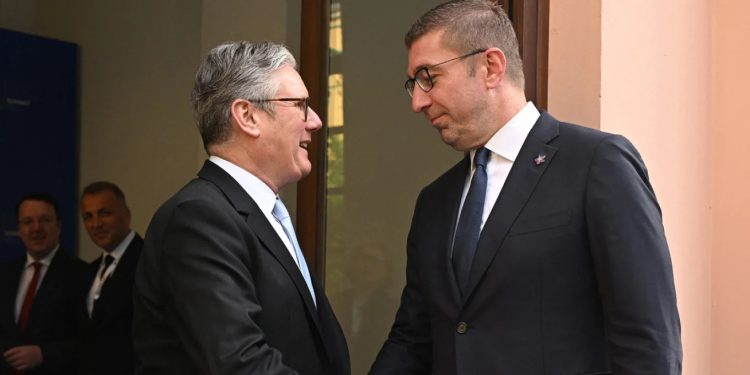 Dramë në ajër, avioni me 200 pasagjerë në bord mbetet 10 minuta pa pilot