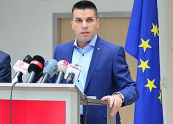 Nikollovski: Maqedonia në vend që të jetë si Shqipëria në rrugën drejt BE-së, qeveria jonë po iu lë borxhe dhe kredi edhe brezave të ardhshëm