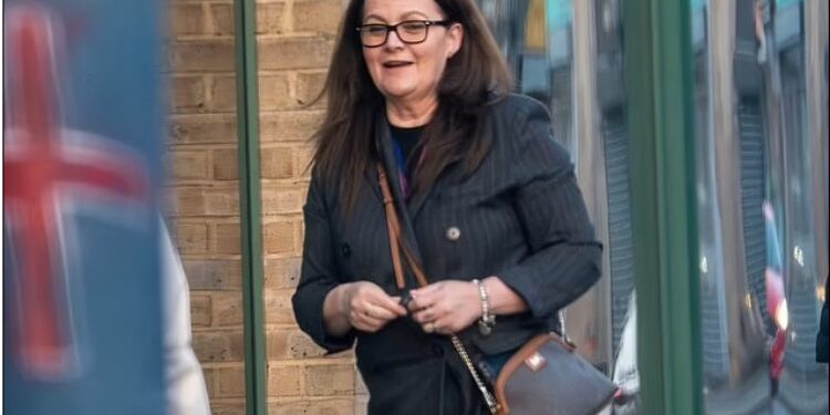 Daily Mail: Përkthyesja Eglantina Legisi 8.000 paund për të nxjerrë nga kampi një shqiptar