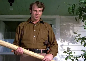 Ndahet nga jeta aktori hollivudian i njohur për rolet e karaktereve të forta, mori pjesë në 3 filma të James Bond