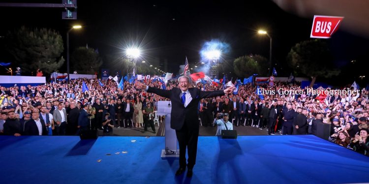 Berisha: Ne që përmbysëm dikur një diktaturë, ne do përmbysim këtë diktaturë! Ne që anëtarësuam Shqipërinë në NATO, do anëtarësojmë Shqipërinë në BE