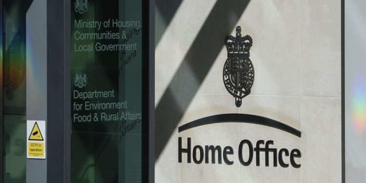 ‘Jam homos*ksual’, mashtrimi i shqiptarit për të marrë letrat angleze