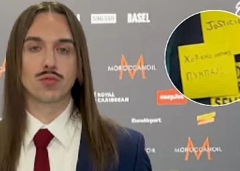 Përfaqësuesi i Estonisë në Eurovision u shfaq me një xhaketë me një sërë mesazhesh interesante: Çfarë shkruhej në to?