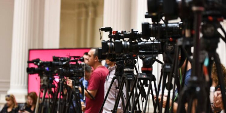 “Reporterët pa kufij”: Maqedonia e Veriut shënon rënie në lirinë e medias
