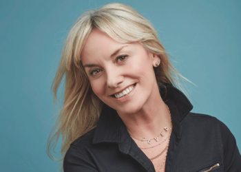 “Dua djem të rinj në moshë!”- Aktorja britanike habit me deklaratën: Burrat mbi 50 nuk kujdesen për veten