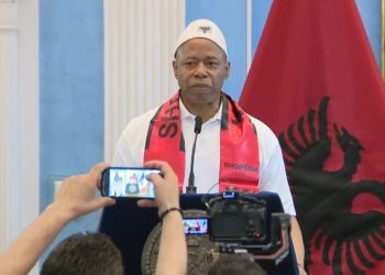 “Nuk më pritet të shkoj në Shqipëri!”/ Kryebashkiaku del me plis në kokë gjatë paradës shqiptare në New York