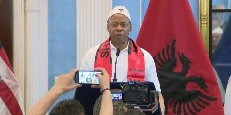 “Nuk më pritet të shkoj në Shqipëri!”/ Kryebashkiaku del me plis në kokë gjatë paradës shqiptare në New York