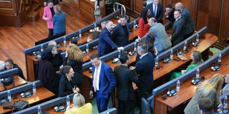 “34 episode, zero rezultate”, vijon seriali politik në Kosovë