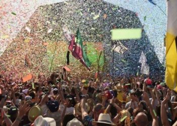 Festivali i muzikës Glastonbury hap dyert, rreth 200 mijë fansa do të ndjekin nga afër performancat e yjeve