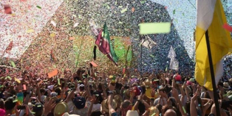 Festivali i muzikës Glastonbury hap dyert, rreth 200 mijë fansa do të ndjekin nga afër performancat e yjeve