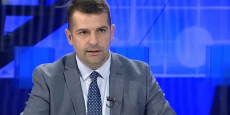 Tomovski: Gjatë periudhës së verës të gjitha automjetet zyrtare do të kenë targa me ngjyra
