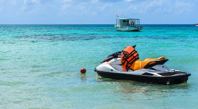 Durrës/ Policia gjen çiftin e turistëve anglezë pas aksidentit me motor uji, i riu vdes në port