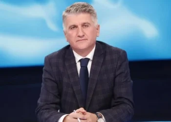 “Në politikë lotët nuk derdhen, kapërdihen”, satira e Gjekmarkajt me Akademinë e Rilindjes: Leksioni i akademike Etildës që zgjidhi sherrin mes Vin Hoxhës dhe Gonxhes