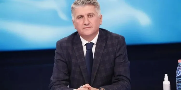 “Në politikë lotët nuk derdhen, kapërdihen”, satira e Gjekmarkajt me Akademinë e Rilindjes: Leksioni i akademike Etildës që zgjidhi sherrin mes Vin Hoxhës dhe Gonxhes