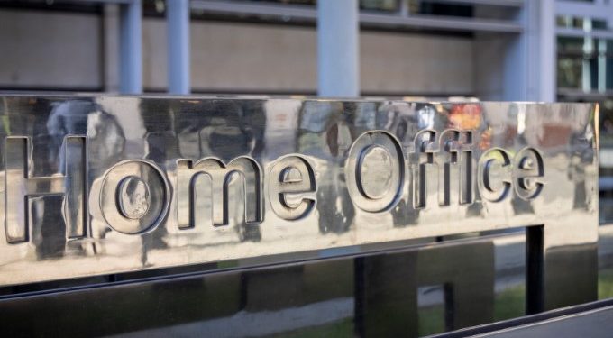 EMRI/ Trafikanti shqiptar i drogës rikthehet ilegalisht në Britani pas dëbimit! Përdori martesën me një greke për të qëndruar në Mbretërinë e Bashkuar