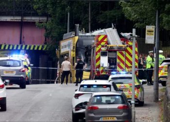 Autobusi me dy kate përplaset me urën në Manchester, çatia fluturon në ajër, 15 të plagosur