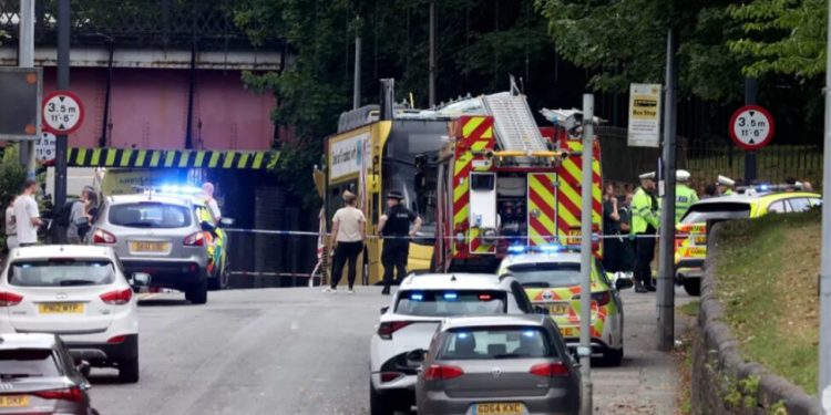 Autobusi me dy kate përplaset me urën në Manchester, çatia fluturon në ajër, 15 të plagosur