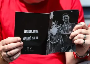 E turpshme në Angli! Fletëpalosjet e shpërndara falas në stadium për të kujtuar Diogo Jotën po shiten në internet me çmime të çmendura